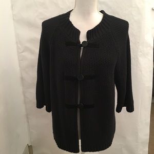 Leo & Nicole size 1X Black poncho 3 buttons front